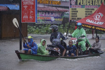Banjir Masih Merendam...
