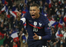 Aksi Mbappe Borong Empat...