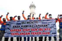 Aksi Buruh di Aceh Tuntut...