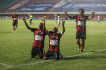 Persipura Tundukkan...