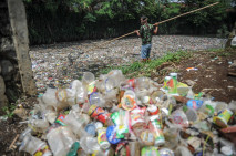 Sampah Plastik Penuhi...