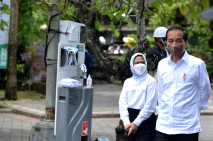 Didampingi Ibu Negara,...