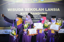 Mengintip Proses Wisuda...