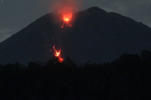 Guguran Lava Pijar Gunung...