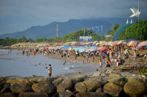 Pantai Padang Dipadati...