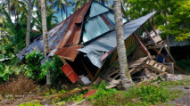 Dampak Gempa Bumi di...