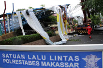 Papan Reklame Roboh...