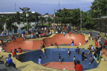 Kembali Dibuka, Alun-alun...