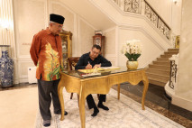 Berkunjung ke Malaysia,...