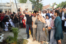 Tangis Bahagia Sarkani...