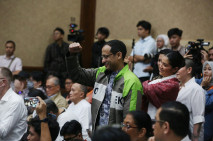 Momen Nadiem Kenakan...