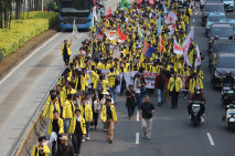 Ratusan Mahasiswa Gelar...