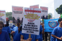 Ratusan Buruh Desak...