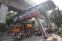 Truk Kontainer Tersangkut...