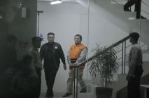 KPK Tahan Bupati Lombok...