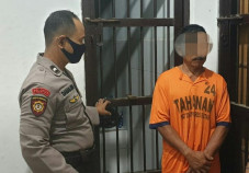 Ditinggal Istri Jadi...