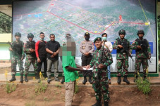 Warga Papua Serahkan...