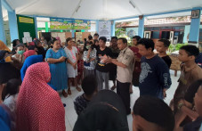 Warga Kebomas Gresik...
