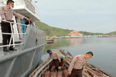 Kapal Pengangkut Kayu...