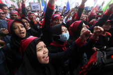 Antisipasi PHK Akibat...