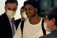 Ronaldinho Nikmati Sangkar...