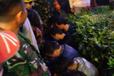 16 Pasangan Gay Mandi...