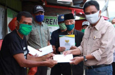 Bupati Barru Salurkan...