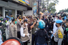 Hari Pertama PSBB, Warga...