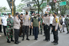 Tinjau PSBB Bandung...