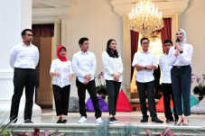 Stafsus Presiden Mundur,...