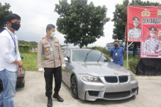 13 Bulan Terparkir di...