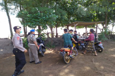 Polisi Batang Bubarkan...
