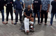 Lawan Polisi, 4 Peluru...