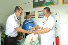 Baznas OKI Bagikan Paket...
