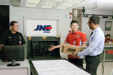 JNE Beri Bantuan Rp1...