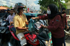 Puluhan Paket Sembako...