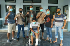 Melawan, Pembobol Kantor...