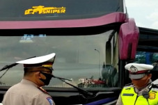 Polisi Halau Bus Angkutan...