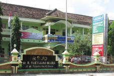 Dua Tenaga Medis di...