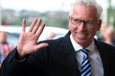Alan Pardew Bagikan...