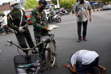 Dicegat Tentara, Kakek...