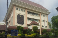UII Akan Cabut Gelar...