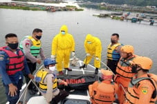 Berenang Seusai Beli...
