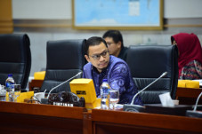 Lewat Secarik Kertas,...