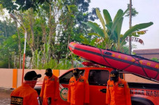 Jatuh dari Perahu, Nelayan...
