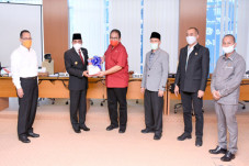 Gubernur Edy Sampaikan...