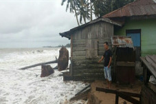 Abrasi Pantai, 3 Rumah...