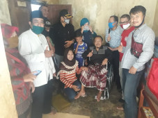 Peduli Warga, TKSK Salurkan...