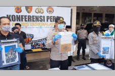 Dituduh Mencuri Ponsel,...