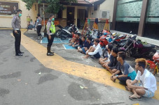 Balapan Usai Sahur,...